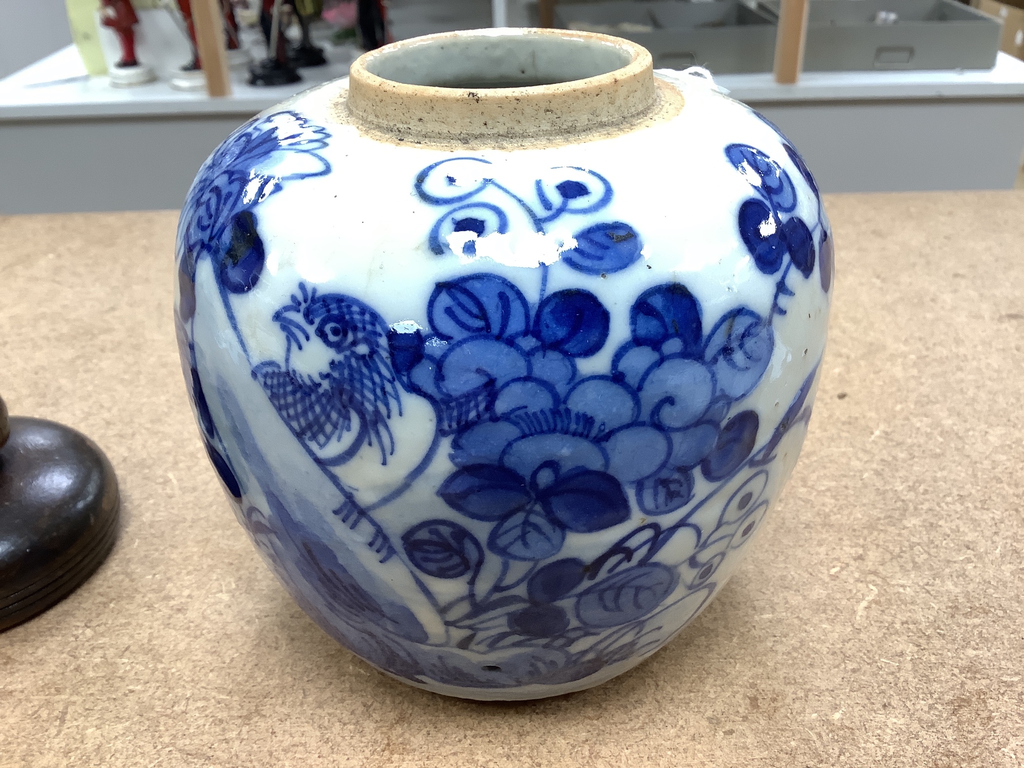 A Chinese blue and white crackle glaze jar and cover, early 20th century, height 12cm (excluding cover)